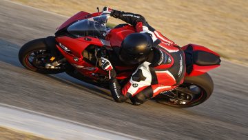 New BMW S 1000 RR in Racing Red – yskhongdriving