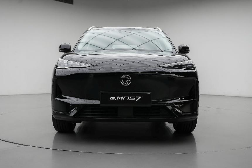 A black car in a room
AI-generated content may be incorrect.