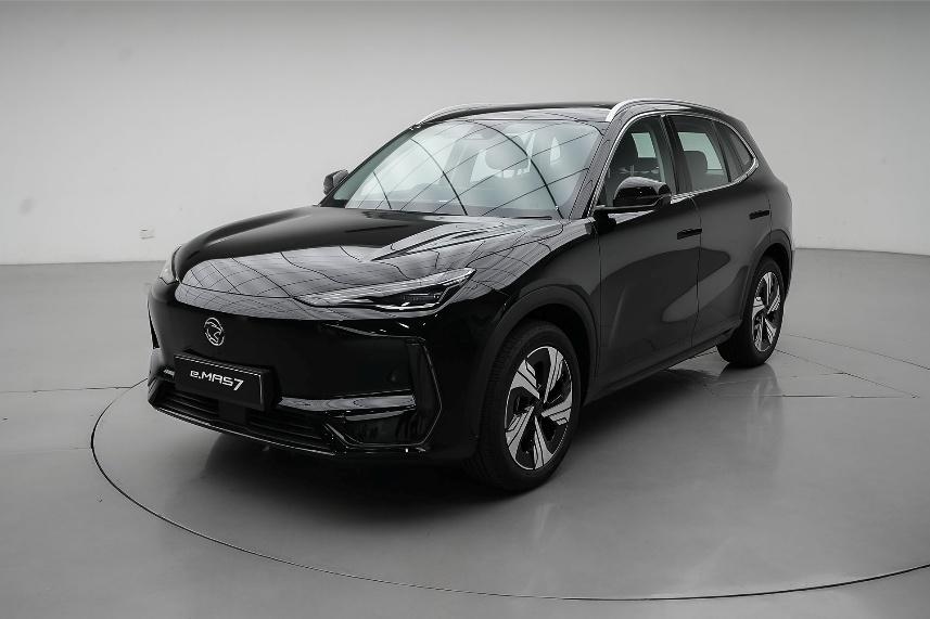 A black car in a room
AI-generated content may be incorrect.