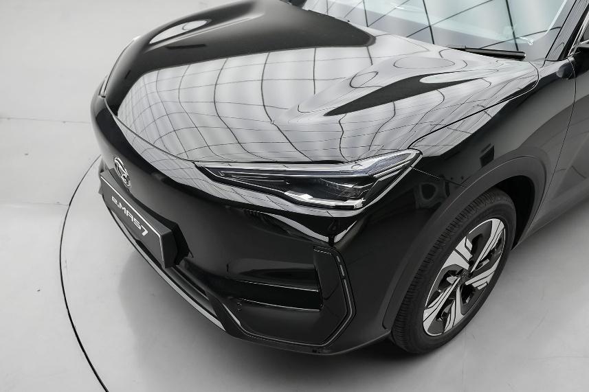 The front of a black car
AI-generated content may be incorrect.