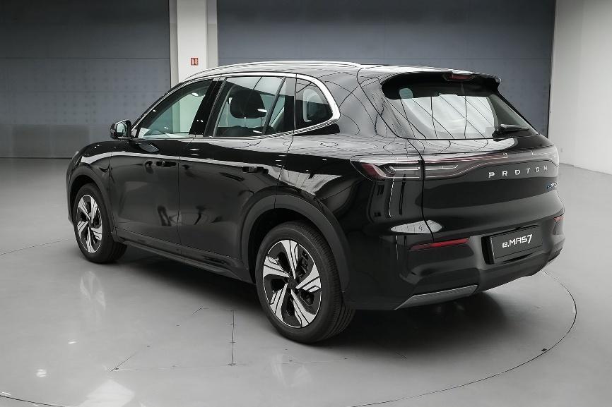 A black car in a showroom
AI-generated content may be incorrect.