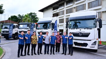 (14) Group photo of Dongfeng Heavy Industries, China Dongfeng Motor Industry Import & Export Co Ltd, and Gemilang Coachwork